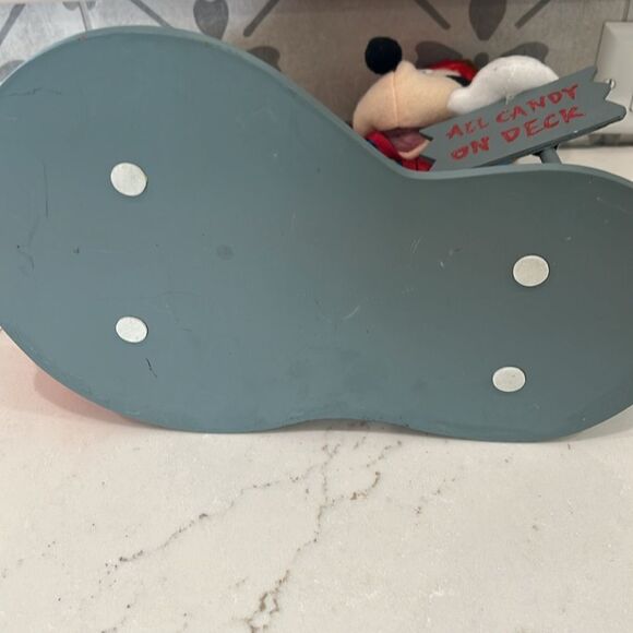 Vintage Mickey Mouse pirate Halloween treat holder. Very good vintage condition. - Picture 10 of 10